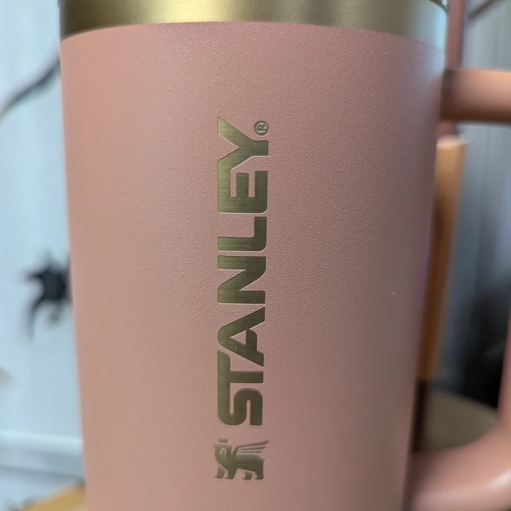 New STANLEY Quencher H2.0 Flowstate Tumbler cup 30oz Mocha Latte 2025